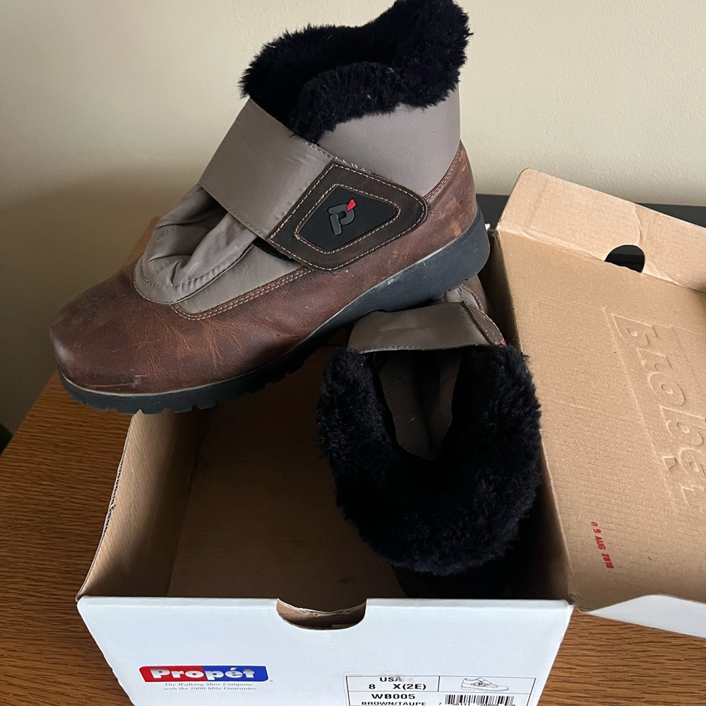 Women’s Ankle Winter Brown Boots an easy to put on bc it has Velcro Size 8